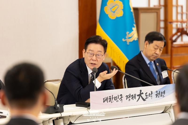 李大統領「成長率2％超、半導体育成と金融正常化で」 : Korea.net