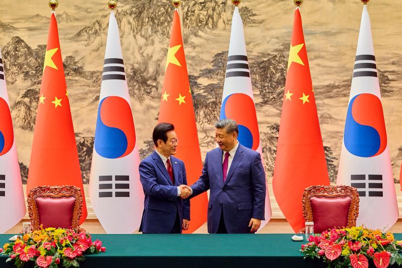 中国を国賓訪問した李在明大統領（左）が中国・北京の人民大会堂で習近平国家主席と握手を交わす様子＝１月５日、北京、李在明大統領のフェイスブック
