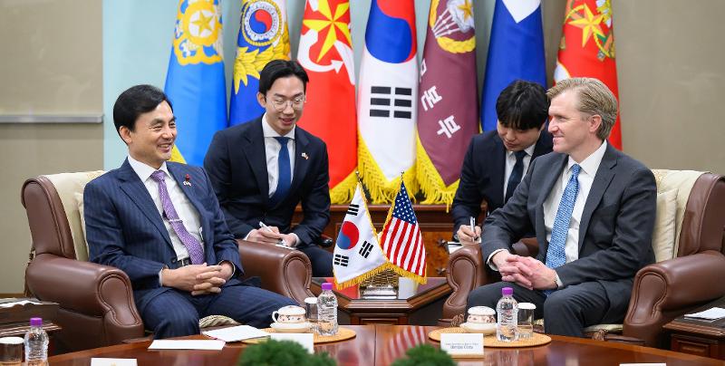 国防部庁舎を訪問したエルブリッジ・コルビー米国防総省政策担当次官と面会するアン・ギュベク国防部長官（左）＝２６日、ソウル、国防総省