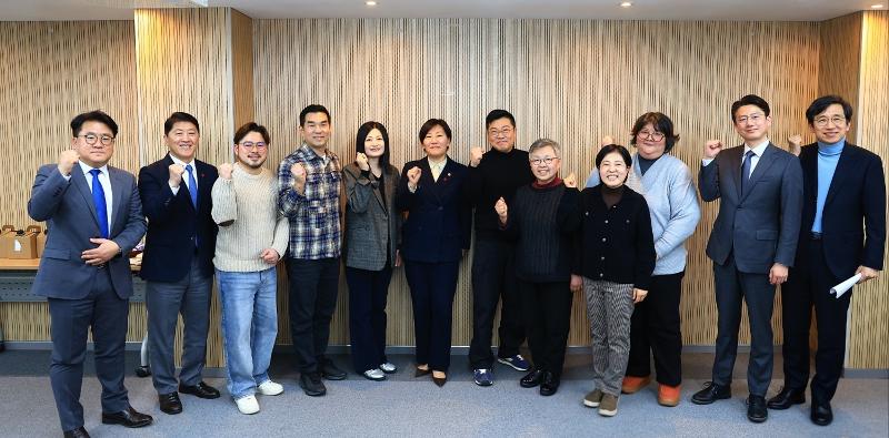 （左から６人目）韓食教育機関「修羅学校」の設立案や韓国産食材の利用拡大策について協議し、記念撮影に臨むソン・ミリョン農林畜産食品部長官＝２６日、ソウル、農林畜産食品部