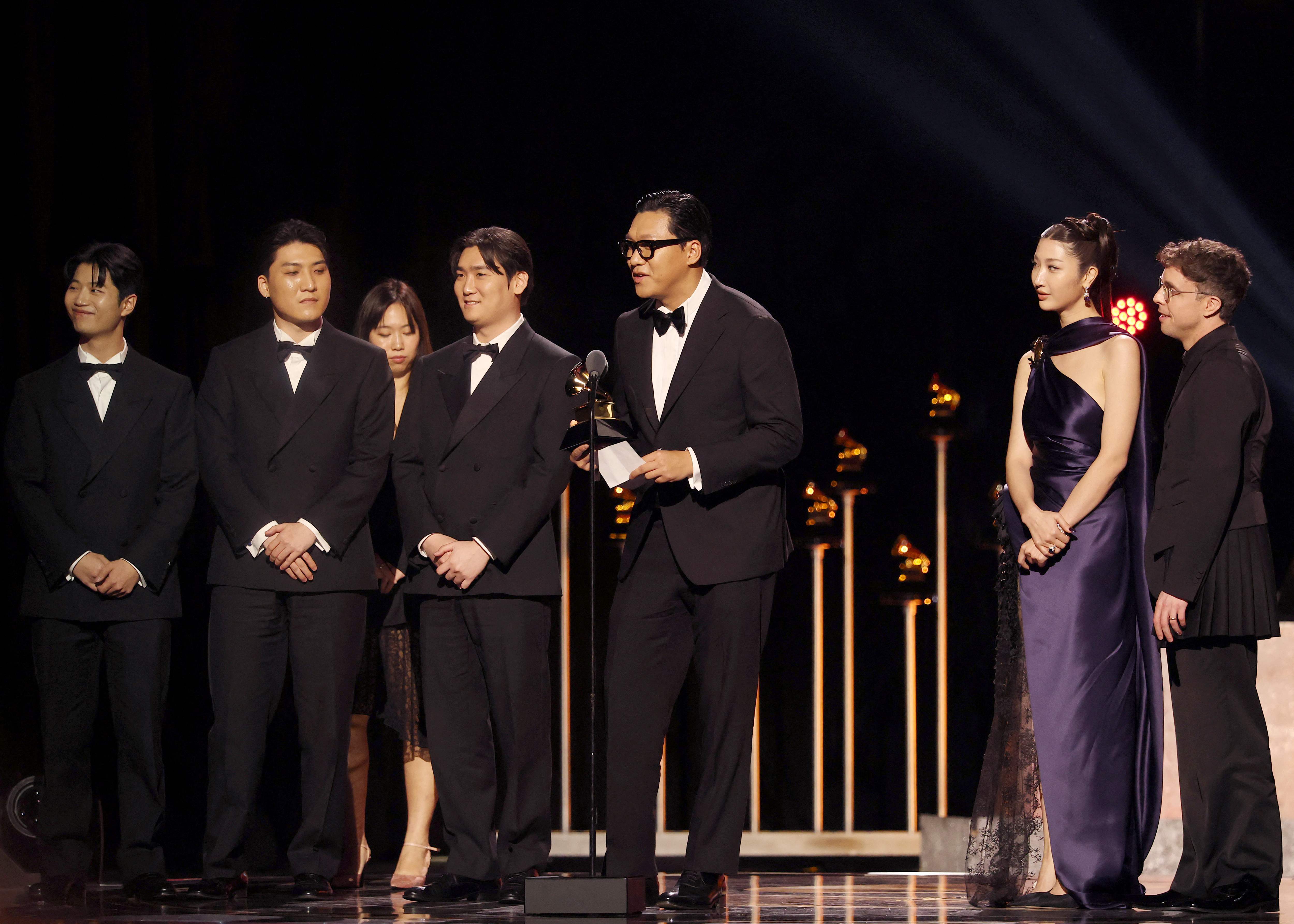 受賞の喜びを語る「Ｇｏｌｄｅｎ」の作曲家たち＝１日（現地時間）、米国ロサンゼルス、聯合ニュース