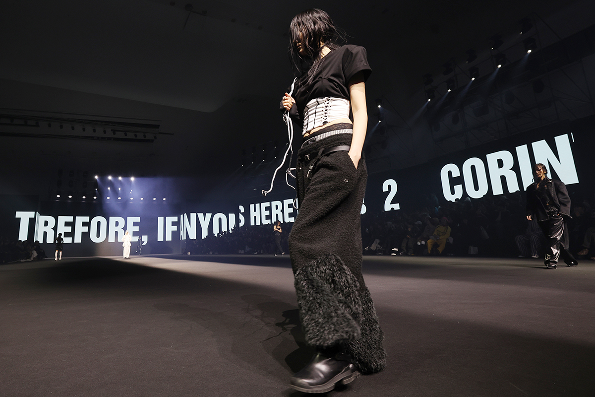 ６日、ソウルの東大門（トンデムン）デザインプラザで『２０２６ Ｆ／Ｗソウルファッションウィーク』が開催された。写真は、個性あふれるランウェイを披露するＨＯＬＹＮＵＭＢＥＲ７の様子。ソウルファッションウィークは、韓国のデザイナーの創造性やＫ－ファッションの競争力を世界に発信する代表的なイベントで、新進デザイナーの発掘やファッション産業の活性化に向けて、年２回開催されている。