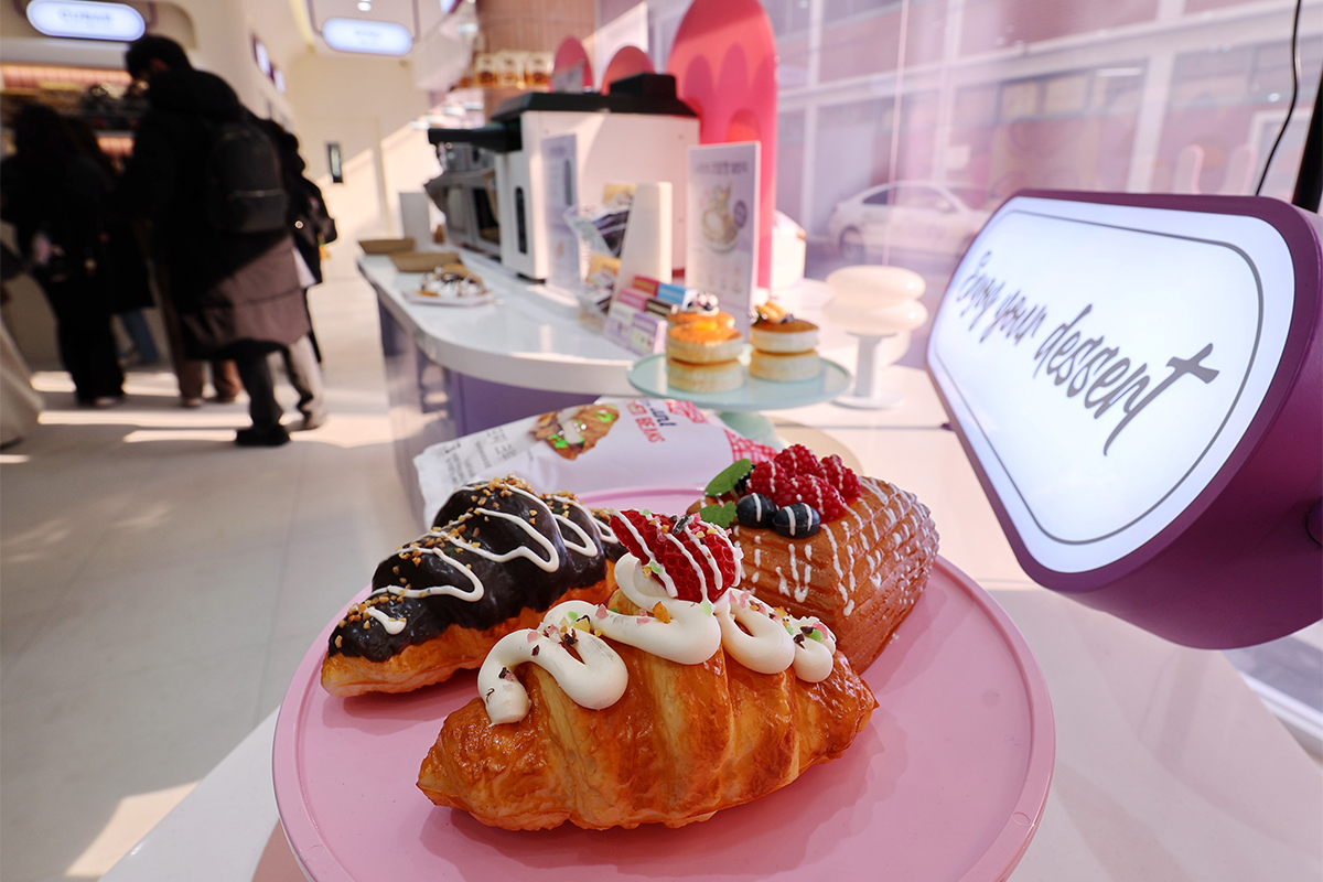 １２日、ソウル市内のコンビニに並ぶデザート商品。最近、韓国のコンビニは個性豊かなデザートを楽しめる空間へと進化している。