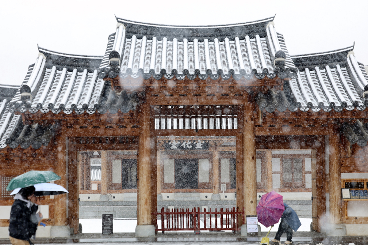 ２４日、首都圏を除く各地で大雪特報が発令される中、 全州（チョンジュ）市・完山（ワンサン）区の全羅監営（チョルラカミョン）では、辺り一面に雪景色が広がった。 