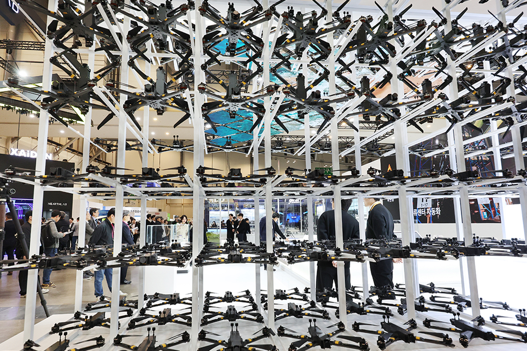 釜山のＢＥＸＣＯ（ベクスコ）第１展示場で２５日、「ドローン・ショー・コリア（ＤＳＫ２０２６）」が開幕した。「ドローンから航空宇宙、未来モビリティまでを網羅する先端技術革新の拠点」をテーマに、最新の有人・無人ドローンが展示されている。会期は２７日まで。