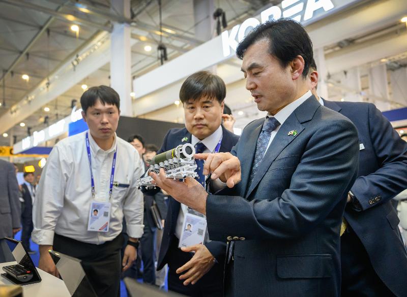 「２０２６世界防衛産業展示会」で、韓国の防衛産業企業の展示ブースを視察するアン・キュベク国防部長官＝８日（現地時間）サウジアラビア、国防部