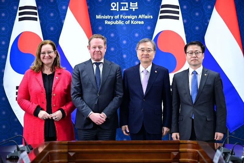 （左から）フリース外国貿易・開発協力相、ファン・ウィール外相、チョ・ヒョン外交部長官、ヨ・ハング産業通商部通商交渉本部長＝１１日、ソウル、外交部