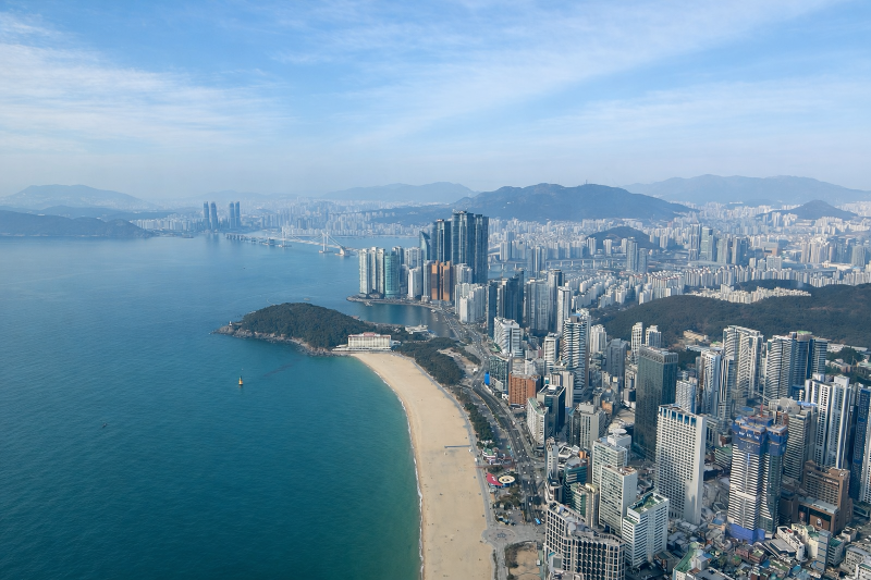 釜山市海雲台区のランドマーク「ＢＵＳＡＮ Ｘ Ｔｈｅ ＳＫＹ」から眼下に広がる、海雲台のパノラマ風景＝テレシア・マーガレット