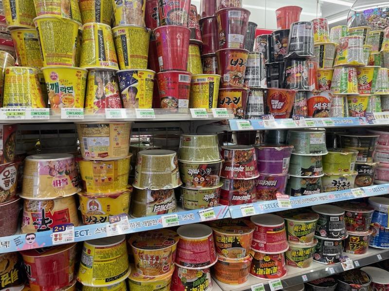 写真はソウルのコンビニに陳列されたカップ麺＝ソウル
