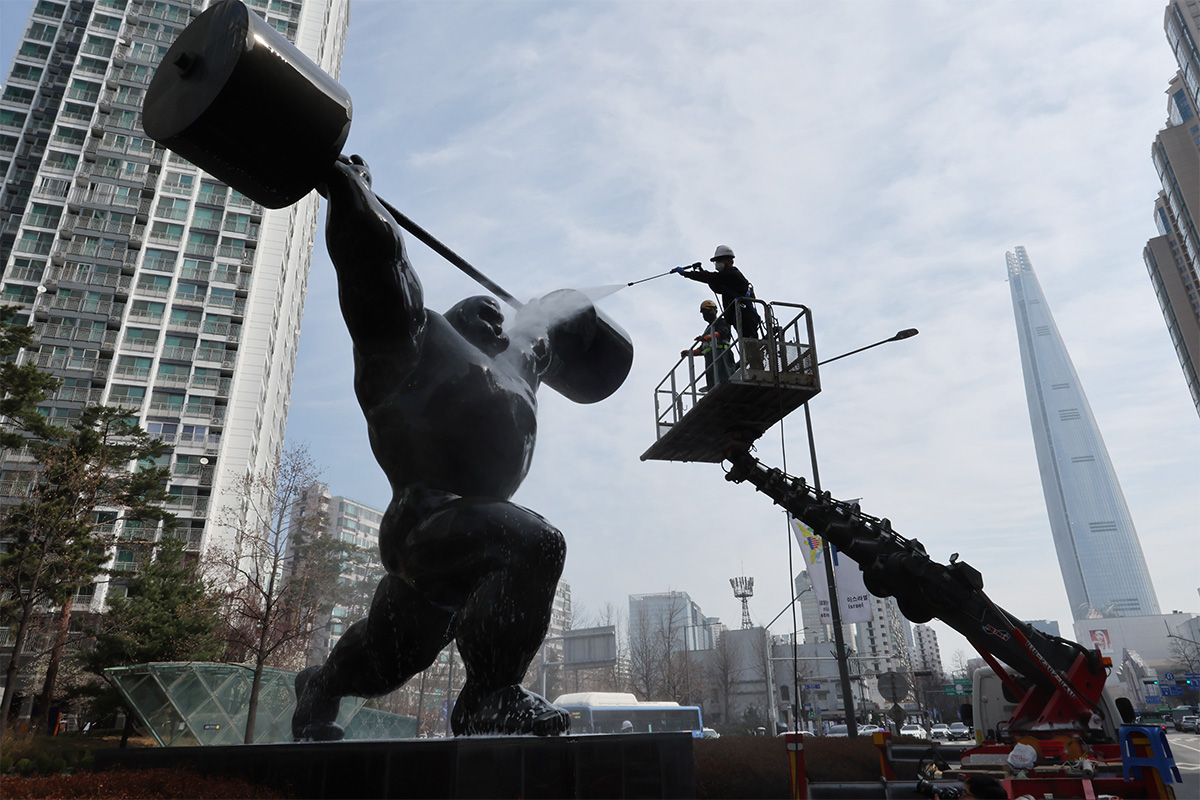 ２５日、ソウル・松坡（ソンパ）区・蚕室（チャムシル）洞の一帯。関係者がオリンピックのオブジェの汚れを落とす清掃作業を行っている。