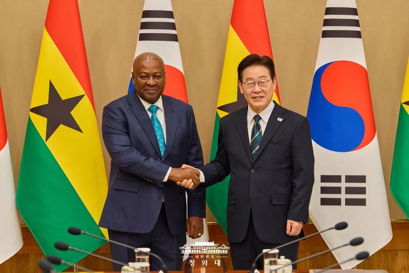 首脳会談に先立ち握手する李大統領（左）とガーナのジョン・ドラマニ・マハマ大統領＝１１日、ソウル、大韓民国青瓦台