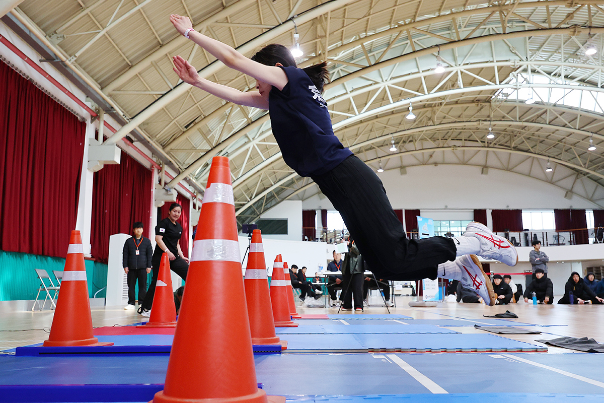 １日、仁川（インチョン）広域市・西（ソ）区の仁川人材開発院の講堂で「２０２６年消防職員新規採用体力試験」が行われた。写真は、立ち幅跳びをする受験者の様子。