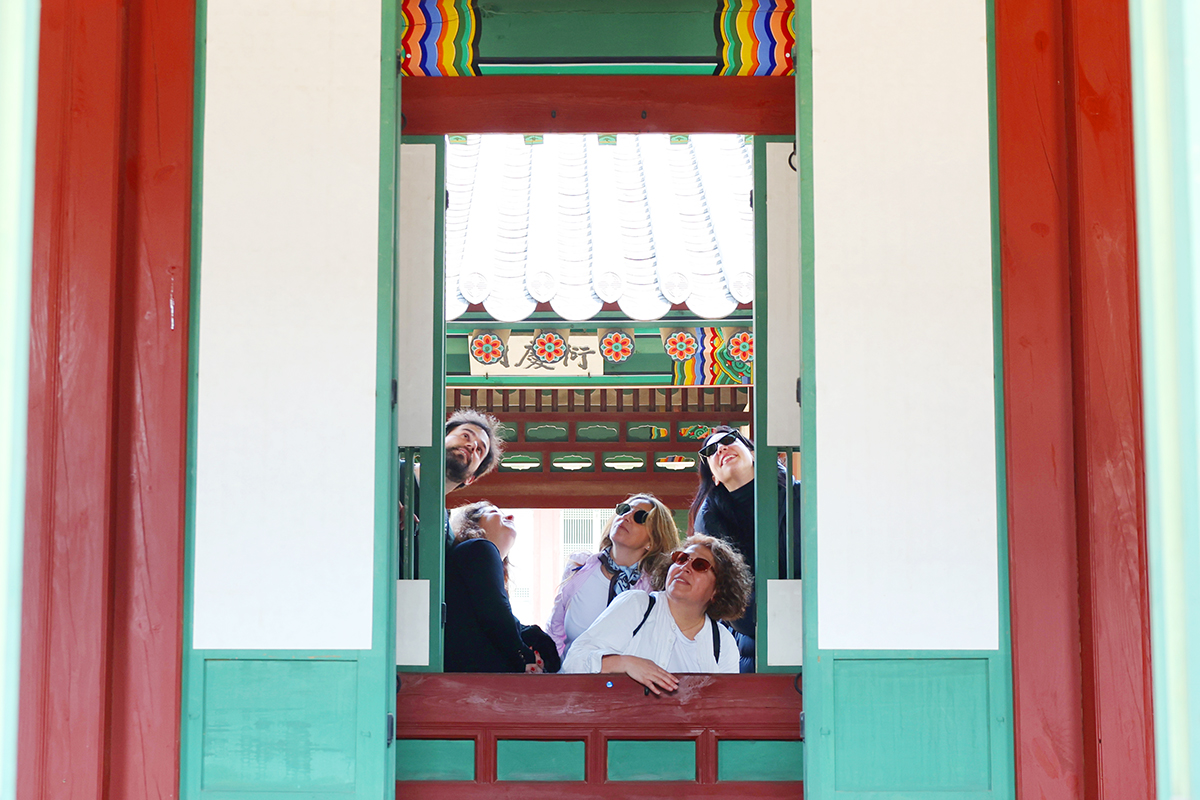 ２日、ソウル・鍾路（チョンノ）区の昌徳宮（チャンドックン）を訪れた外国人観光客の様子。春を迎え、宮殿の窓と扉を開け、自然採光を入れて風通しをするイベントが開かれた。観光客らが宮殿の内部を覗いている。