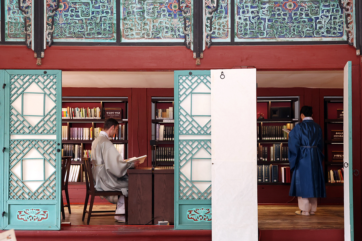  ９日、ソウル・鍾路（チョンノ）区にある景福宮（キョンボックン）の集玉斎（チボッチェ）で外国人観光客が静かに読書にふける姿が見られた。大韓帝国の初代皇帝「高宗（コジョン）」の書斎として使われたこの場所は、現在「小さな図書館」として一般公開されており、今年１０月３１日まで観覧客を迎える入れる予定だ。