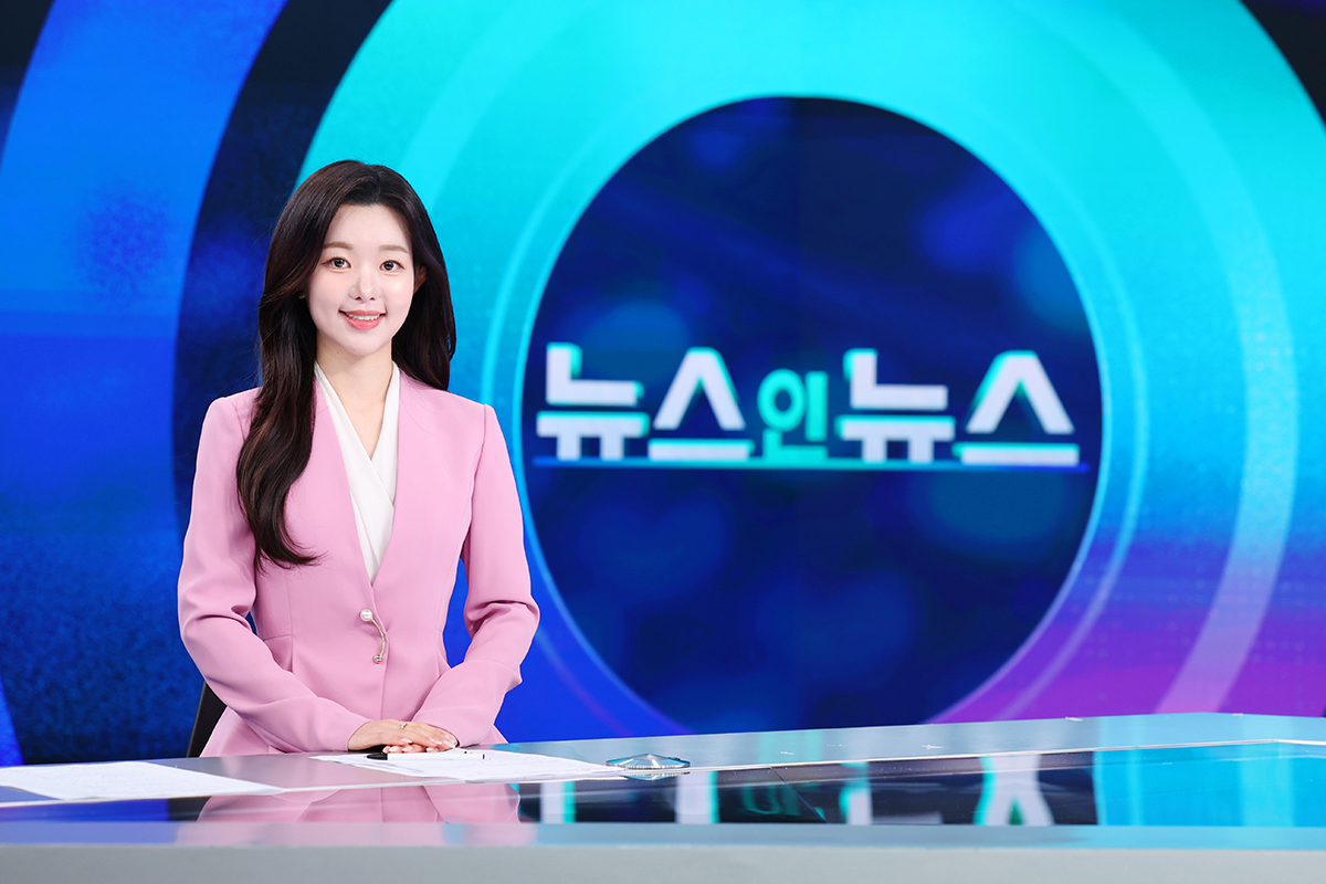 コリアネットとのインタビューに先立ち、韓国放送公社（ＫＢＳ）のノ・ヒジアナウンサーが、ＫＢＳのニューススタジオでポーズを取る様子＝１５日、ソウル、イ・ジョンウ