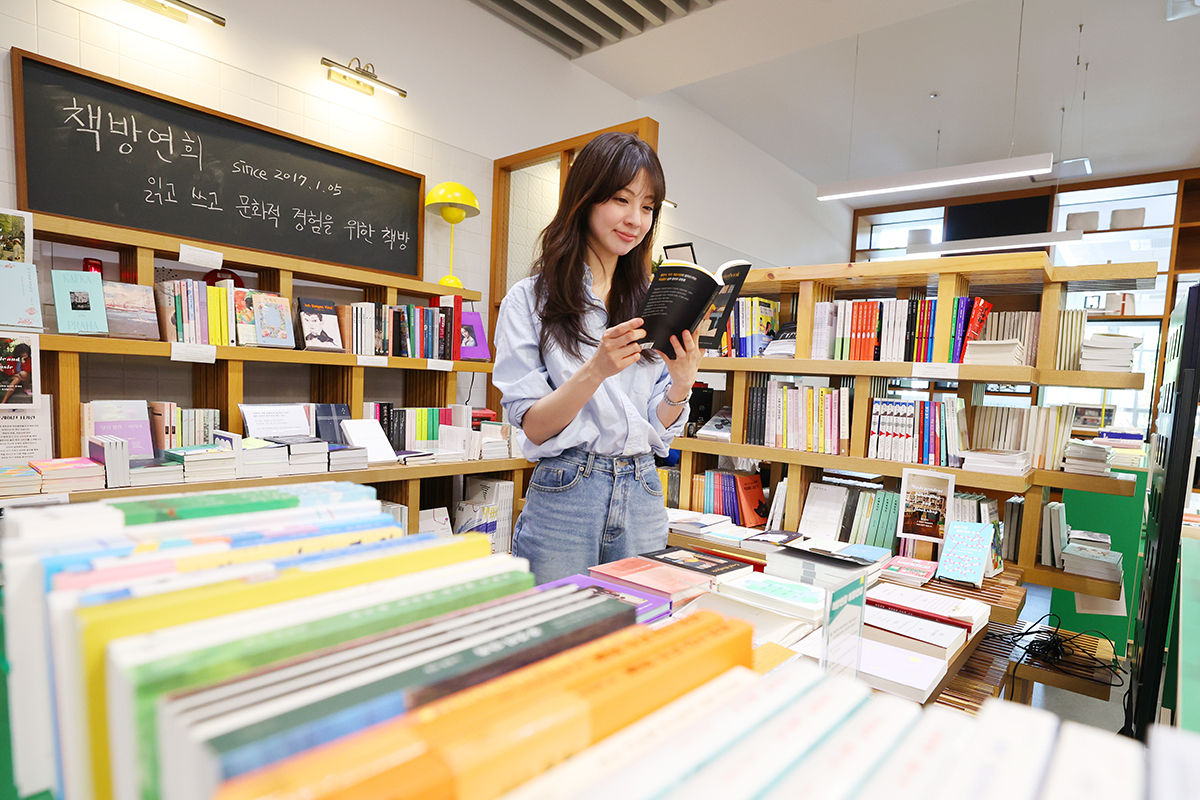 世界図書・著作権デーに当たる２３日、ソウル・鍾路（チョンノ）区にある独立系書店では、読書にふける市民の姿が見られた。 