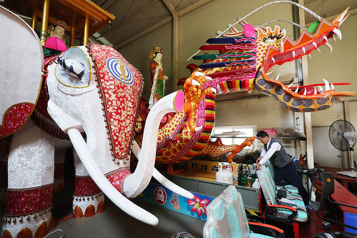 ２９日、京畿（キョンギ）道・水原（スウォン）市の龍光寺で、関係者が来月９日の水原灯籠祭りに向け、行列で使う飾り灯籠を点検している。