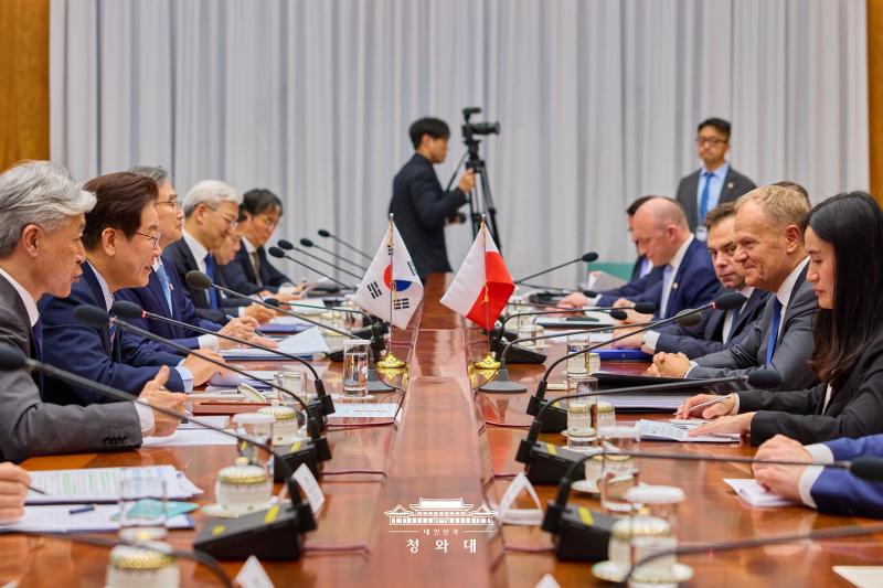 李在明大統領がポーランドのドナルド・トゥスク首相と首脳会談を行う様子＝１３日午前、ソウル、大韓民国 青瓦台