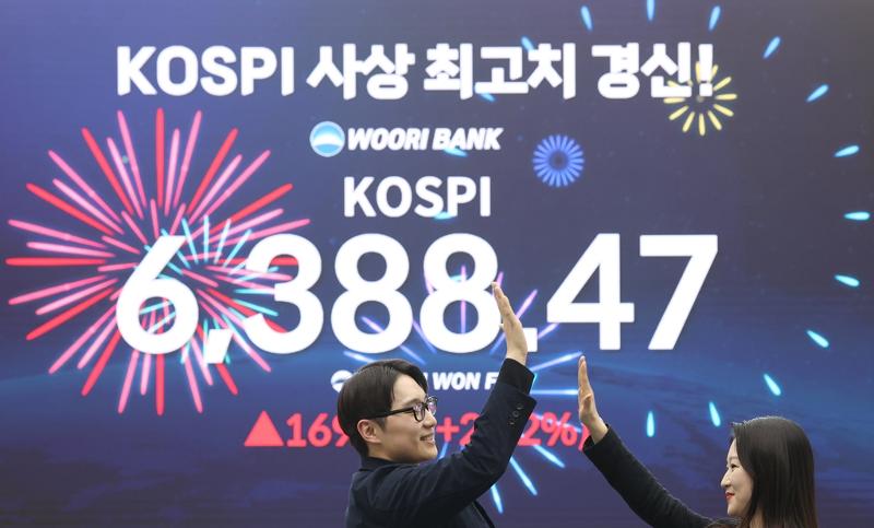 ウリ銀行本店のディーリングルームで、状況板に表示されたＫＯＳＰＩ＝２１日、ソウル、連合ニュース