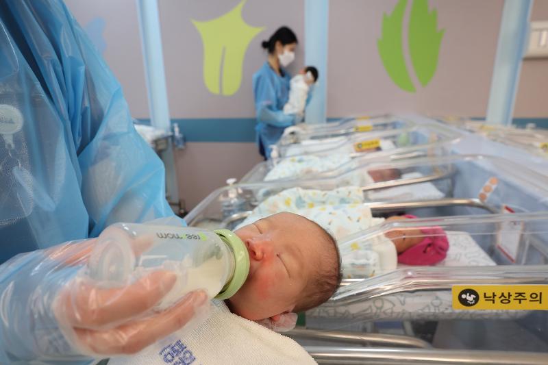 昨年2月の出生数は２万２８９８人で、前年同月比２７４７人増加した＝連合ニュース