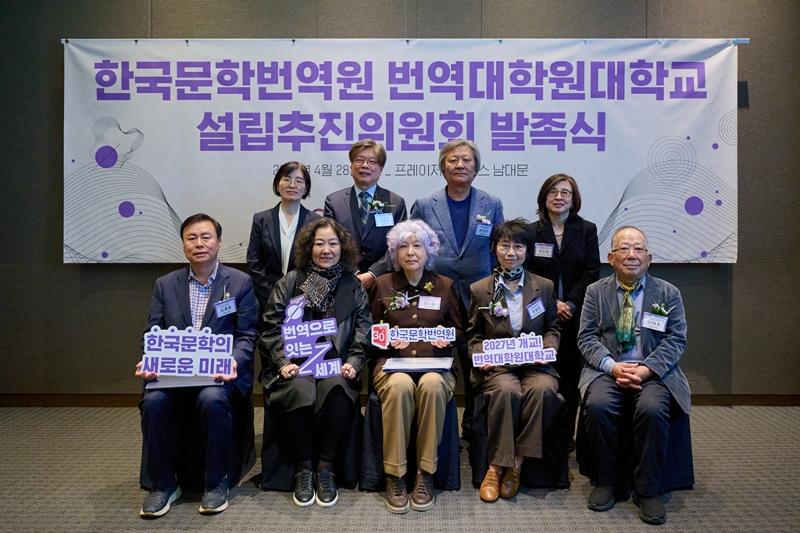 （左上から時計回りで）韓国文学翻訳院のクァク・ヒョンジュ翻訳教育本部長、ユ・ソンホ文学評論家、シモンヌのパク・ウングァン会長、ユン・ソンミ翻訳家、ナ・テジュ詩人、文化体育観光部のチョン・ヒャンミ文化芸術政策室長、チョン・スヨン翻訳院長、ムン・ジョンヒ詩人、ト・ジョンファン詩人＝韓国文学翻訳院