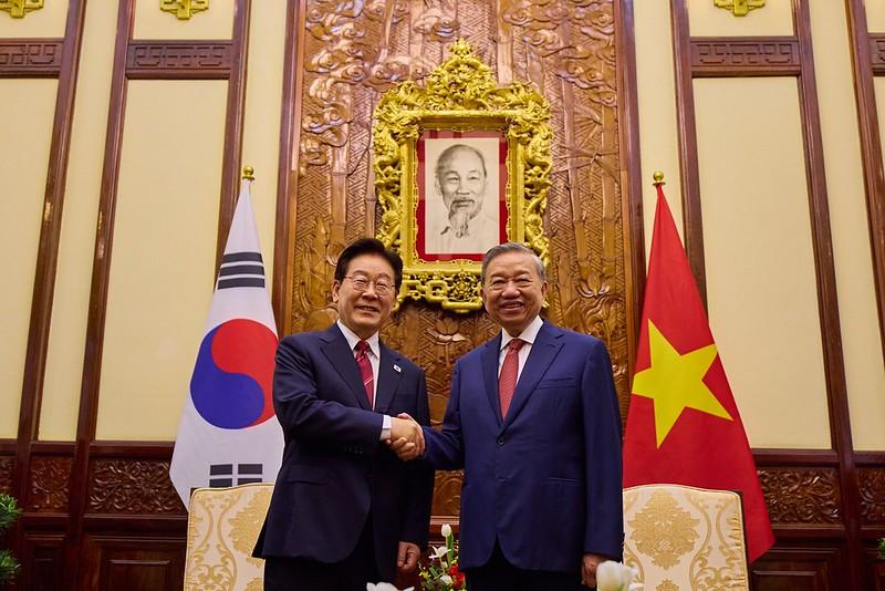 共同記者発表後、握手を交わす李在明大統領とベトナムのトー・ラム共産党書記長兼国家主席＝２２日（現地時間）、ハノイ、大韓民国 青瓦台