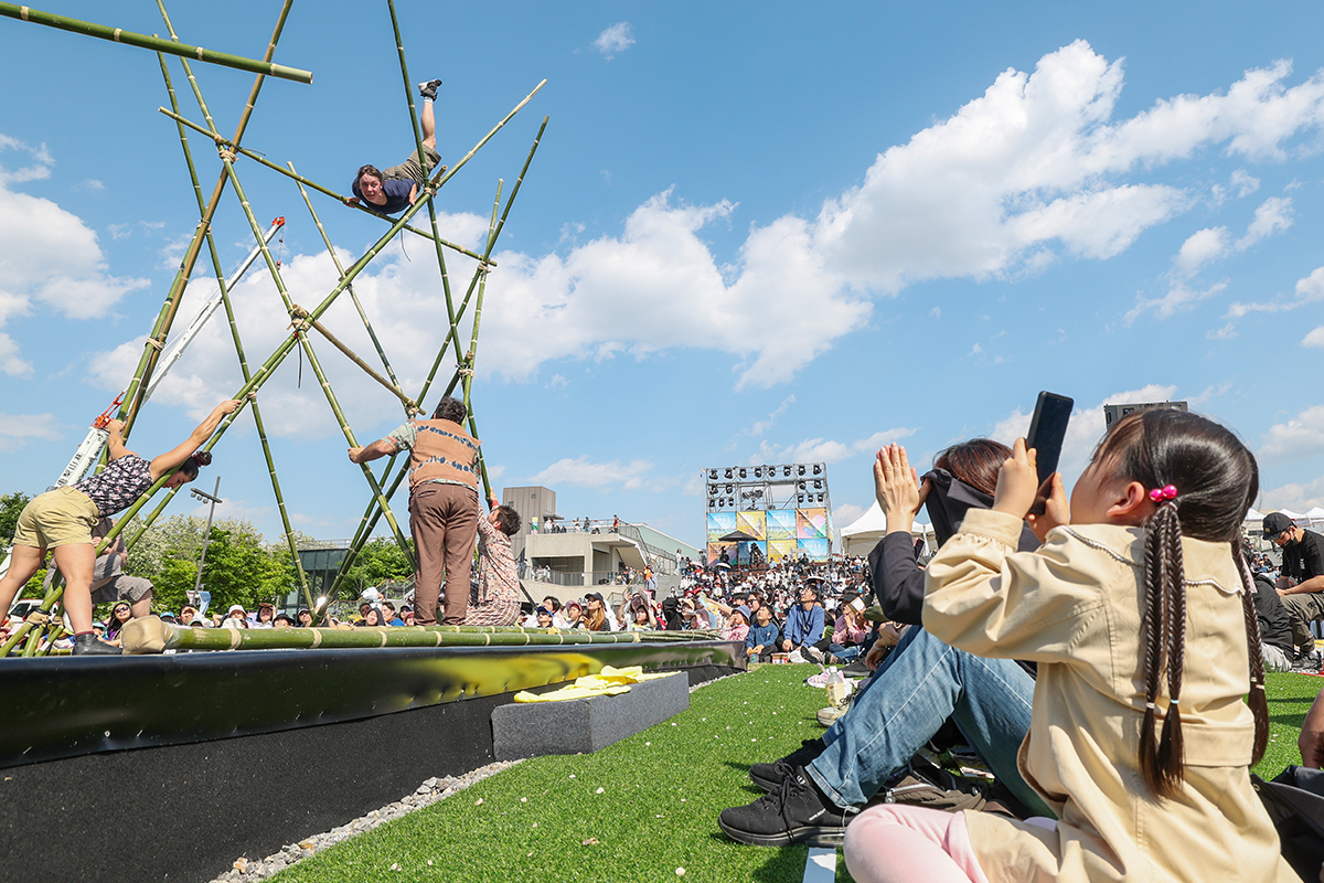 「こどもの日」を翌日に控えた４日、ソウル・龍山（ヨンサン）区のノドゥル島で「ソウルサーカスフェスティバル」が開催された。会場では、華麗なアクロバット・パフォーマンスをスマートフォンに収めようとする子どもの姿が見られた。