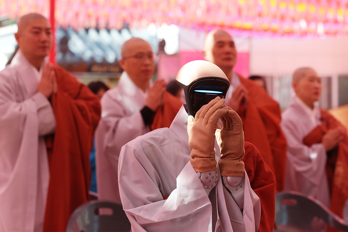 ６日、ソウル・鍾路（チョンロ）区の曹渓寺（チョゲサ）で行われたロボット授戒式で、ヒューマノイドロボット「Ｇ１（ガビ）」が合掌する様子。