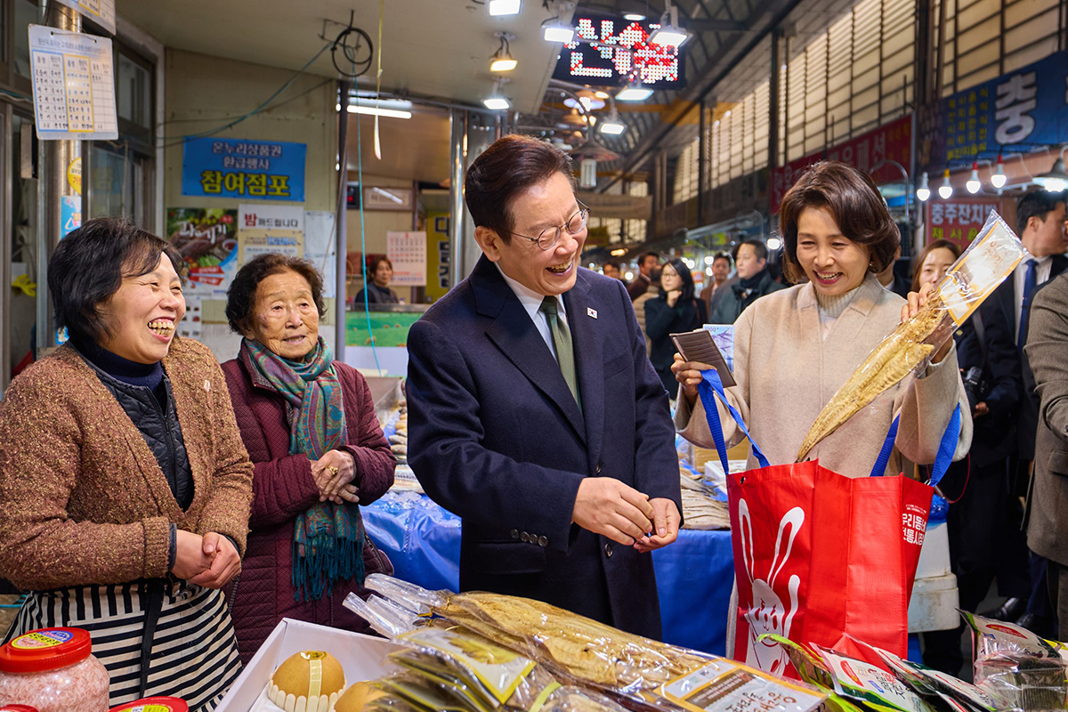 市場でキム・ヘギョン大統領夫人と買い物をする李大統領＝２月１１日、忠州、大韓民国 青瓦台