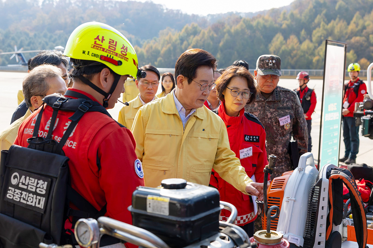 「２０２５山火事鎮火官軍合同訓練」で装備を点検する李大統領＝２０２５年１１月６日、大韓民国 青瓦台