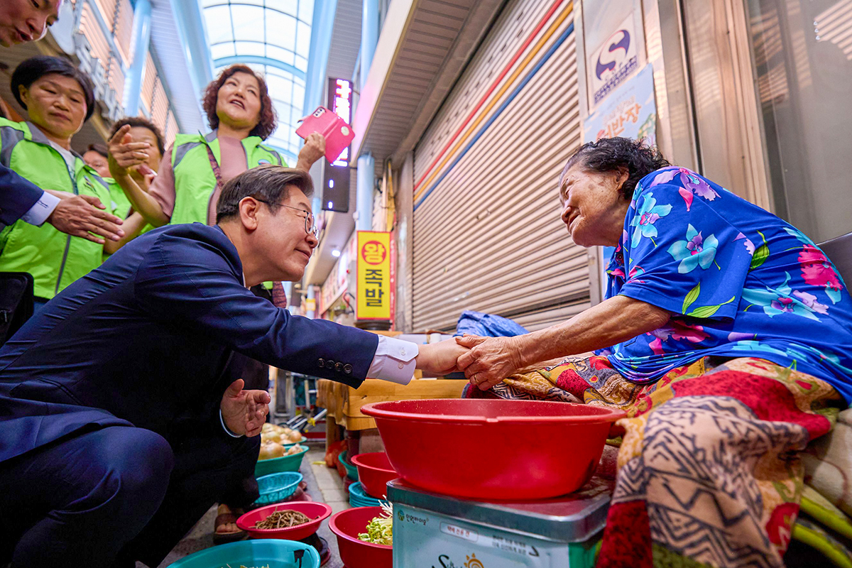 市場で商人と握手を交わす李大統領＝２０２５年６月２０日、蔚山、大韓民国 青瓦台
