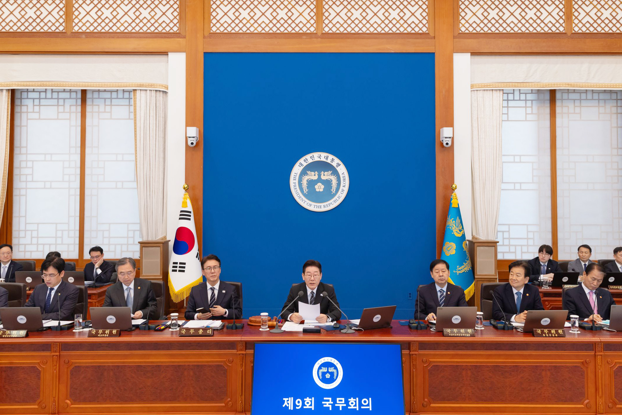 国務会議が生中継される中、青瓦台での国務会議で発言する李大統領―３月１０日、ソウル、大韓民国 青瓦台