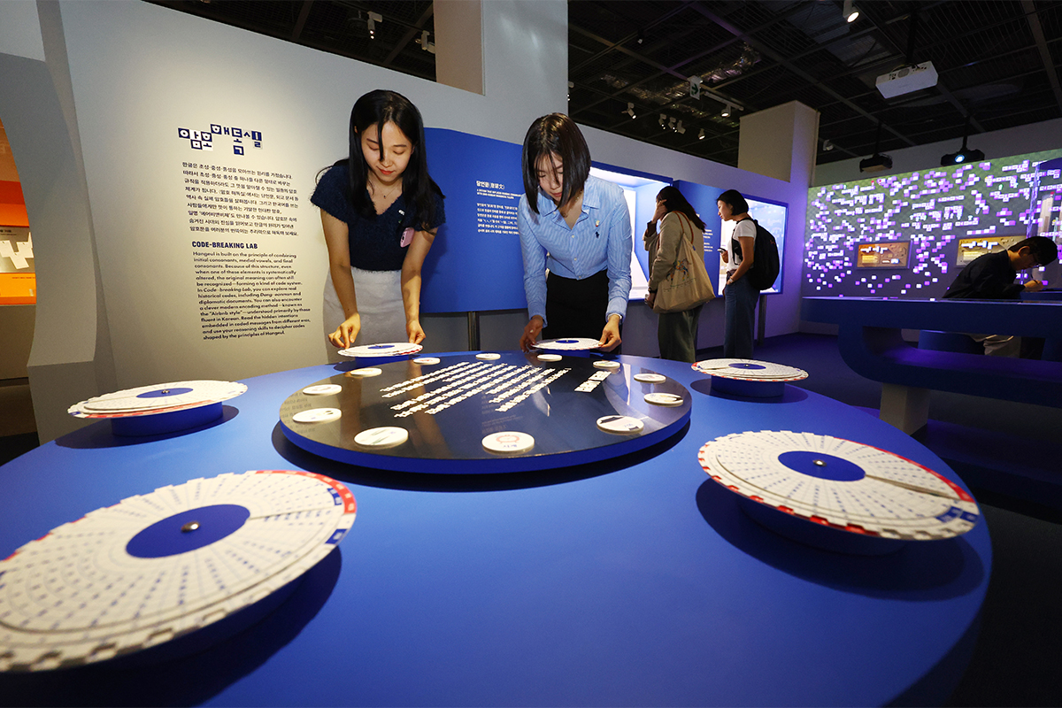１２日、ソウル・鍾路（チョンノ）区の国立民俗博物館で企画展の説明会が開かれ、参加者らが展示を鑑賞している。今回の展示は、「ハングルの日１００周年」を記念し、国立ハングル博物館と国立民俗博物館が共同で開催した。