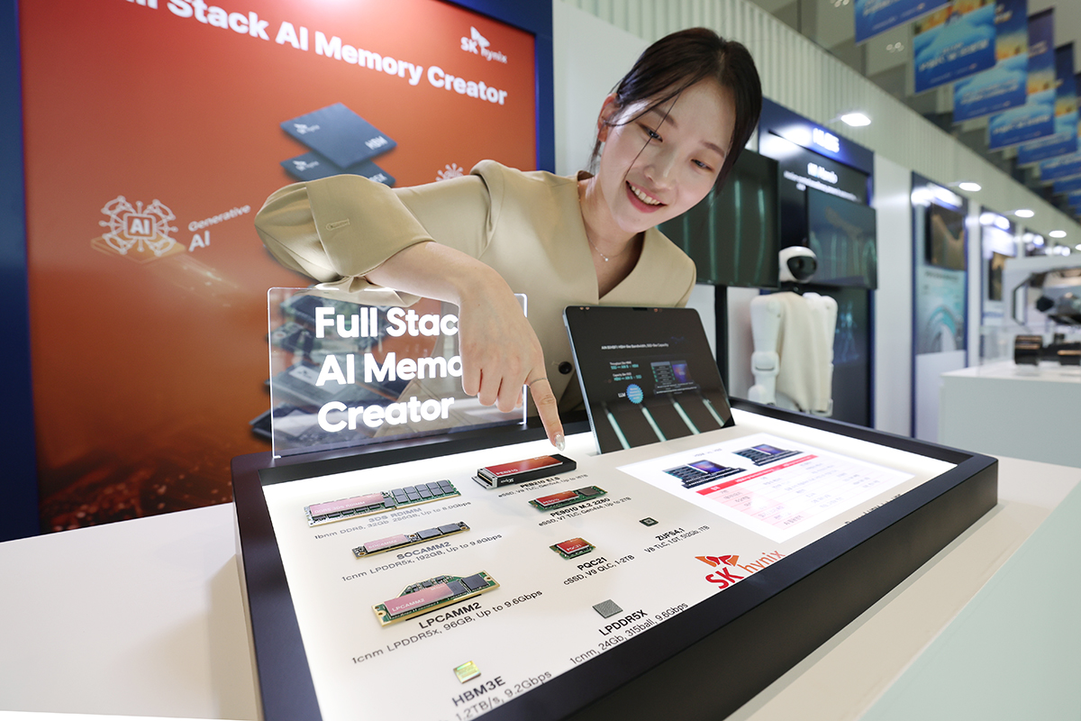 「発明の日」を迎えた１９日、ソウル市江西（カンソ）区のＣＯＥＸ（コエックス） マゴクで「発明の日記念式」に伴う優秀発明品展示会が開催された。写真は、高帯域幅メモリー（ＨＢＭ）をはじめとする高性能メモリーや記憶装置を見学する関係者ら。