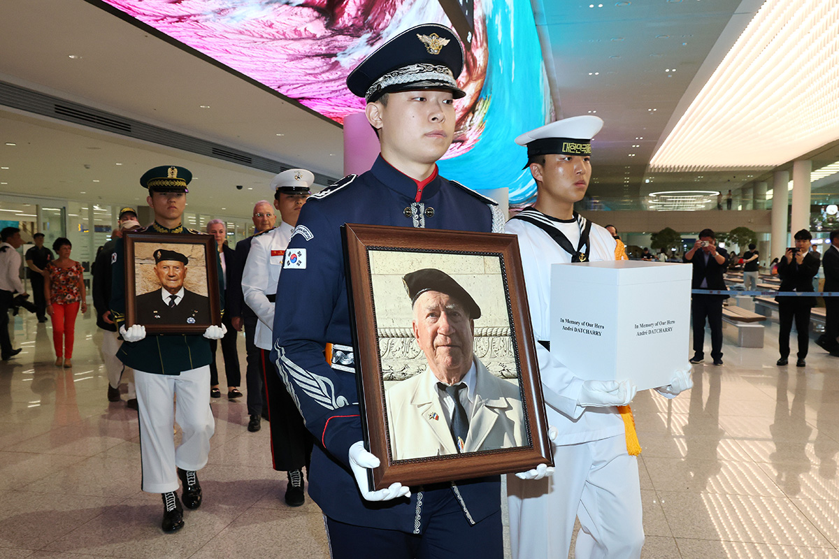 ２６日、仁川（インチョン）空港で行われたフランス出身の国連軍参戦者の遺骨奉還式の様子。