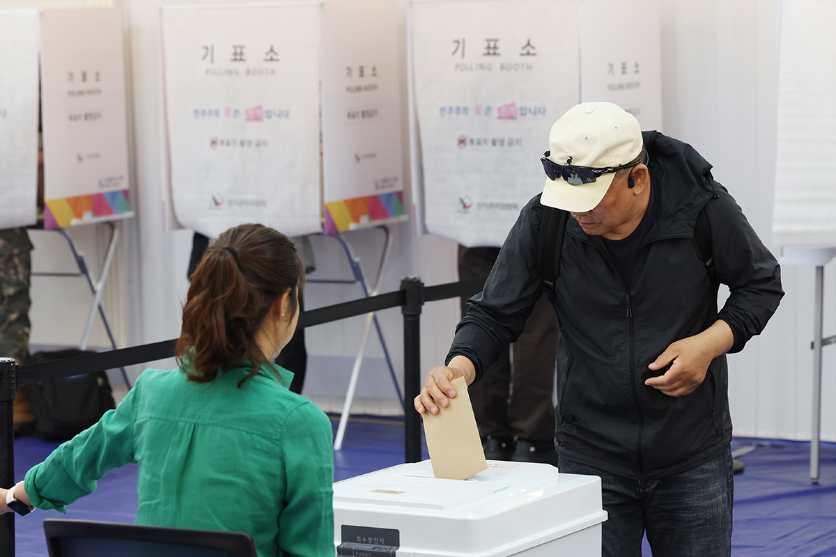 第９回全国同時地方選挙の期日前投票初日となった２９日、ソウル・龍山（ヨンサン）区に設けられた期日前投票所で投票する有権者。