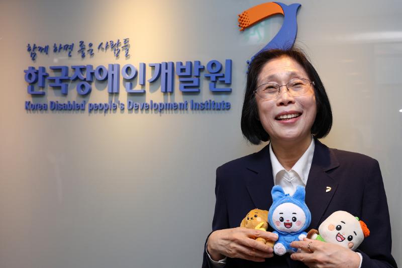 韓国障害人開発院のマスコットを手にポーズをとるイ・ギョンヘ院長＝４月２９日、ソウル