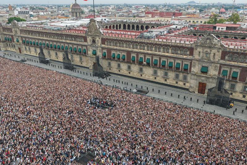 ＢＴＳを一目見ようと、メキシコシティの中心部「ソカロ広場」に約５万人のファンや市民が集まった様子＝６日（現地時間）、メキシコシティ、シェインバウム大統領のＸ