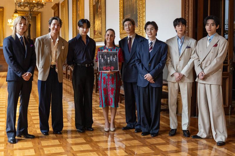 ＢＴＳとシェインバウム大統領（中央）が大統領府で記念撮影を行う様子＝６日（現地時間）、メキシコシティ、シェインバウム大統領のＸ