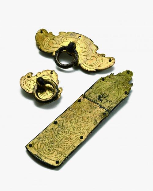 静岡県・富士市の須津千人塚古墳で出土した「百済」由来の帯金具３点＝富士市