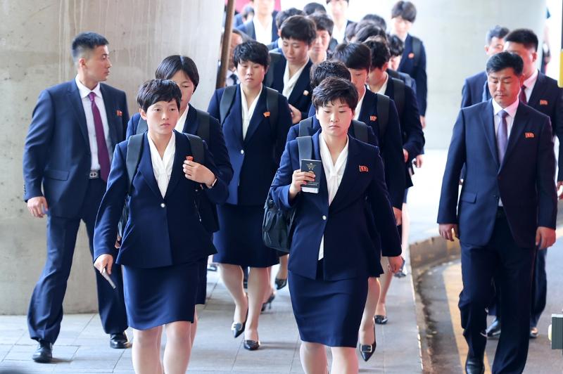 仁川国際空港第１ターミナルに到着した「ネゴヒャン女子サッカーチーム」。北朝鮮チームは２０２５〜２０２６シーズンのアジアサッカー連盟女子チャンピオンズリーグ準決勝で水原ＦＣウィメンと対戦した＝１７日、仁川、聯合ニュース