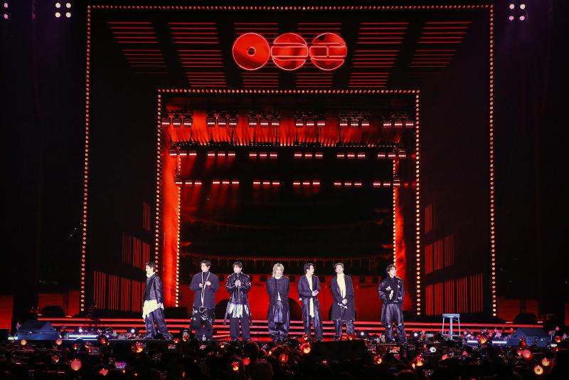 光化門広場で「ＢＴＳカムバックライブ：ＡＲＩＲＡＮＧ」公演を行うＢＴＳ（防弾少年団）＝３月２１日、ソウル、ビックヒットミュージック／ネットフリックス