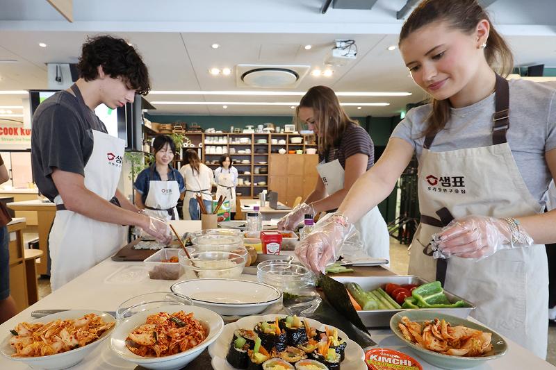 ２２日、ソウル中区で開かれた韓国料理のクッキングクラスで、米ジョージア大学の学生たちがキンパ（韓国風海苔巻き）作りに挑戦している様子。