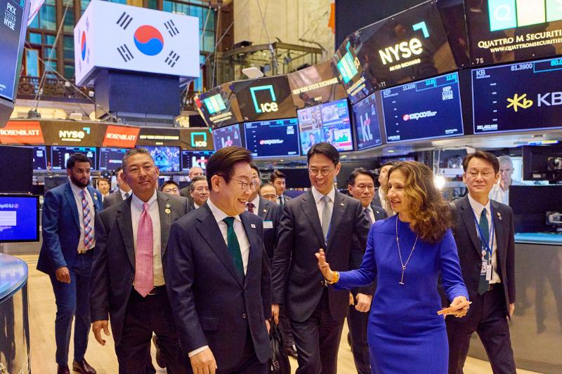 証券取引所で「韓国投資サミット」を開催し、資本市場改革の方向性と投資誘致戦略を説明する李大統領＝２０２５年９月、ニューヨーク