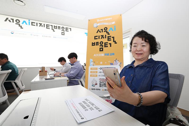受講者たちが生成ＡＩを活用して旅行計画を立てる様子＝５月２８日、ソウル