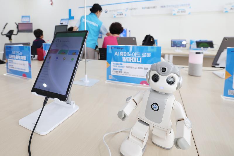 受講者たちがＡＩデジタル学び場でＡＩを体験する様子＝受講者たちが「ＡＩデジタル学び場」でＡＩを体験する様子＝５月２８日、ソウル