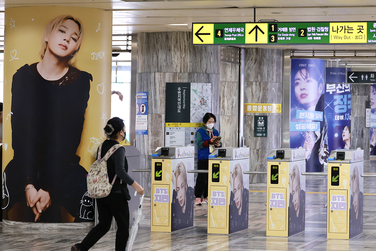 ＢＴＳの釜山（プサン）公演を控えた８日、釜山・地下鉄３号線の総合運動場駅に、メンバーのジミンとジョングクのラッピングが施された。