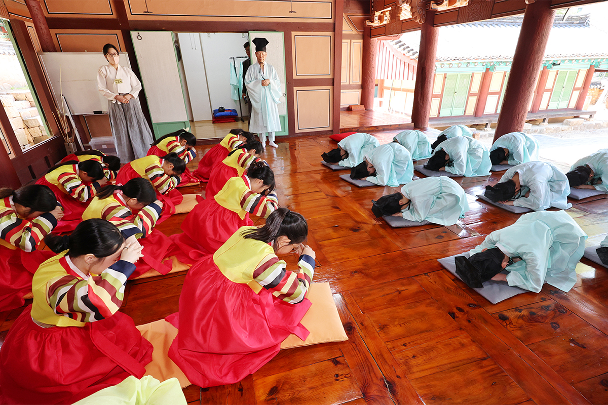 １１日、釜山（プサン）にある教育機関「東莱郷校」 で、儒生服や韓服姿で礼の作法を学ぶ小学生たち。