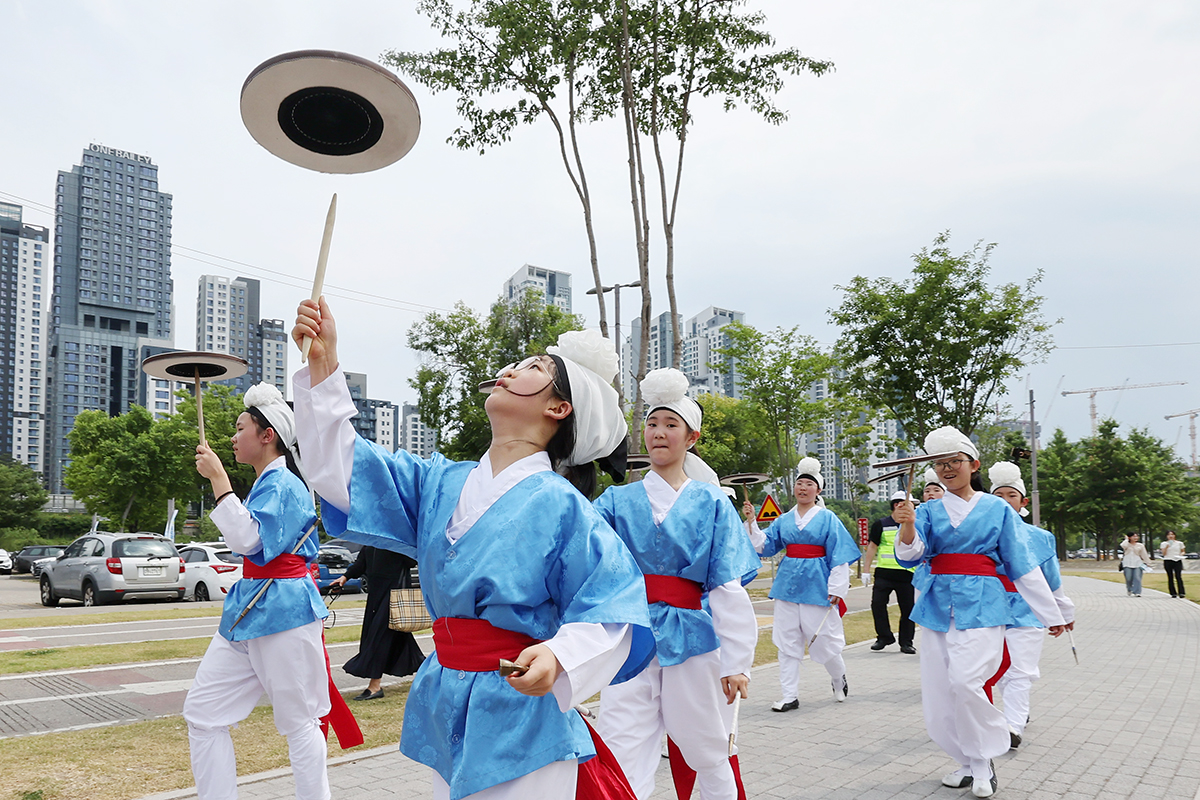 １９日、ソウル・盤浦（バンポ）漢江公園の月光広場で「２０２６ソウル国楽祭」が開かれた。写真は、小学生たちで構成されたオンナム伝統芸術団によるパレードの様子。