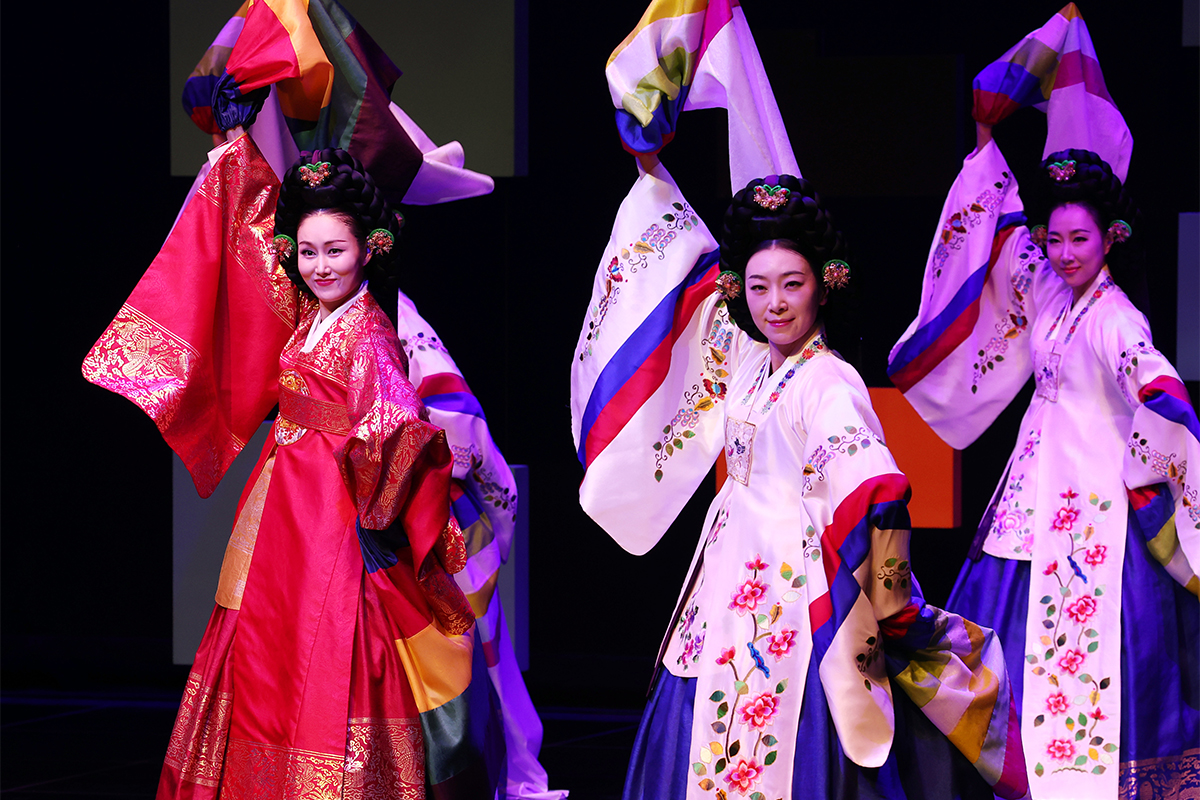 ２６日、京畿道（キョンギド）・水原（スウォン）市の京畿アートセンターで行われた「Ｇ－ＡＲＴＳフェスティバル」開幕式で、京畿道舞踊団が「太平舞」を披露している様子。